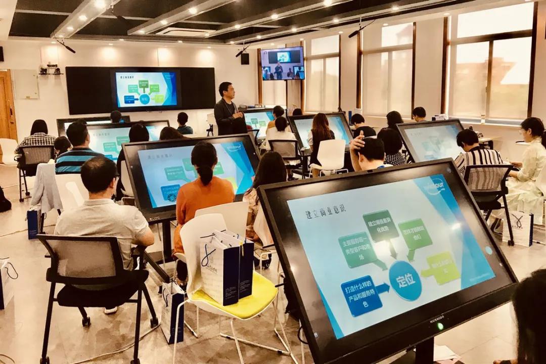 旅游管理系教师赴上海参加旅游及酒店数字化运营课程与实践 提升教学服务质量